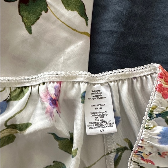 Size small - Picture 2 of 3